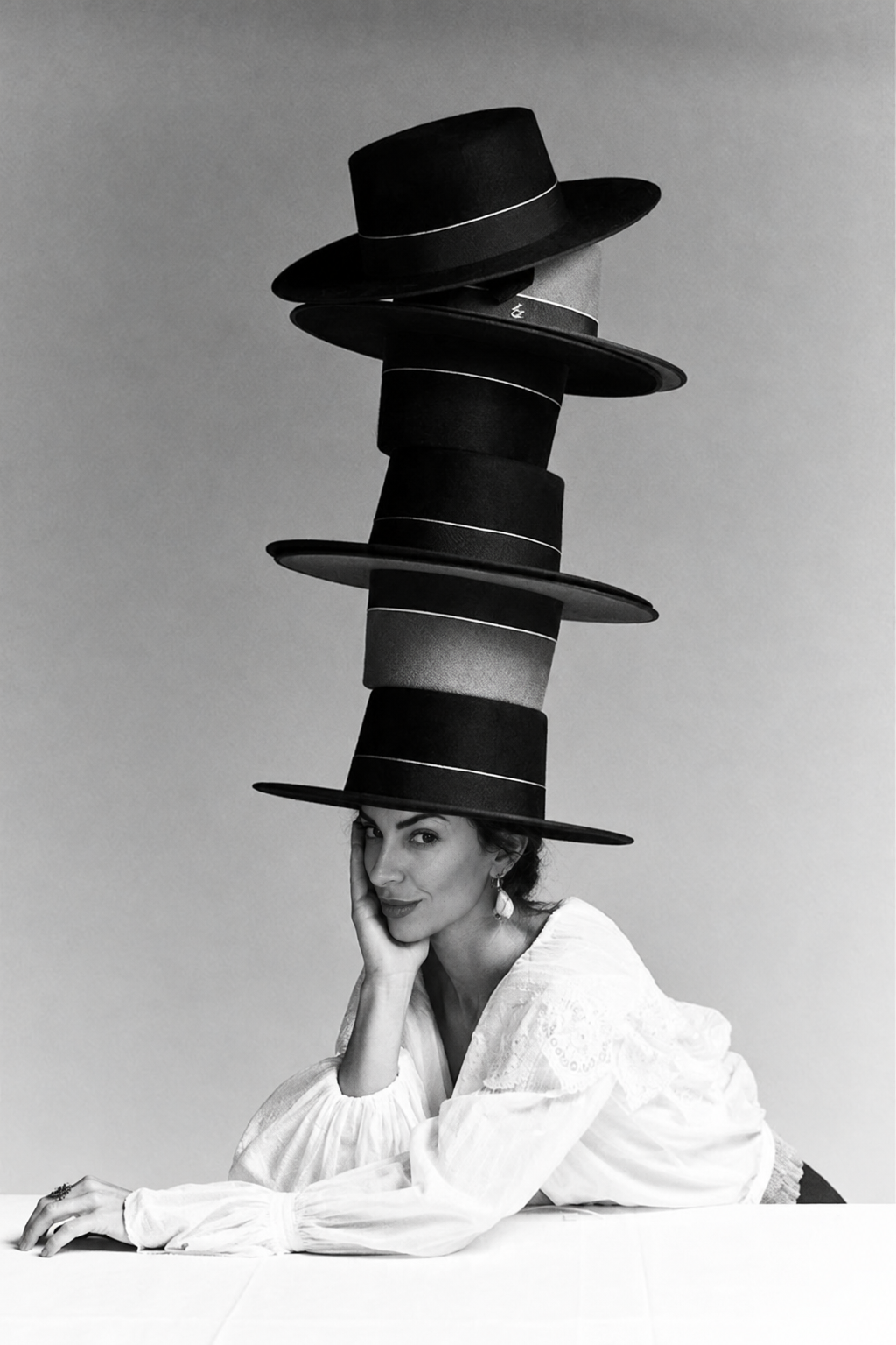 Alexia Sedda con una composizione di cappelli AMBITY
