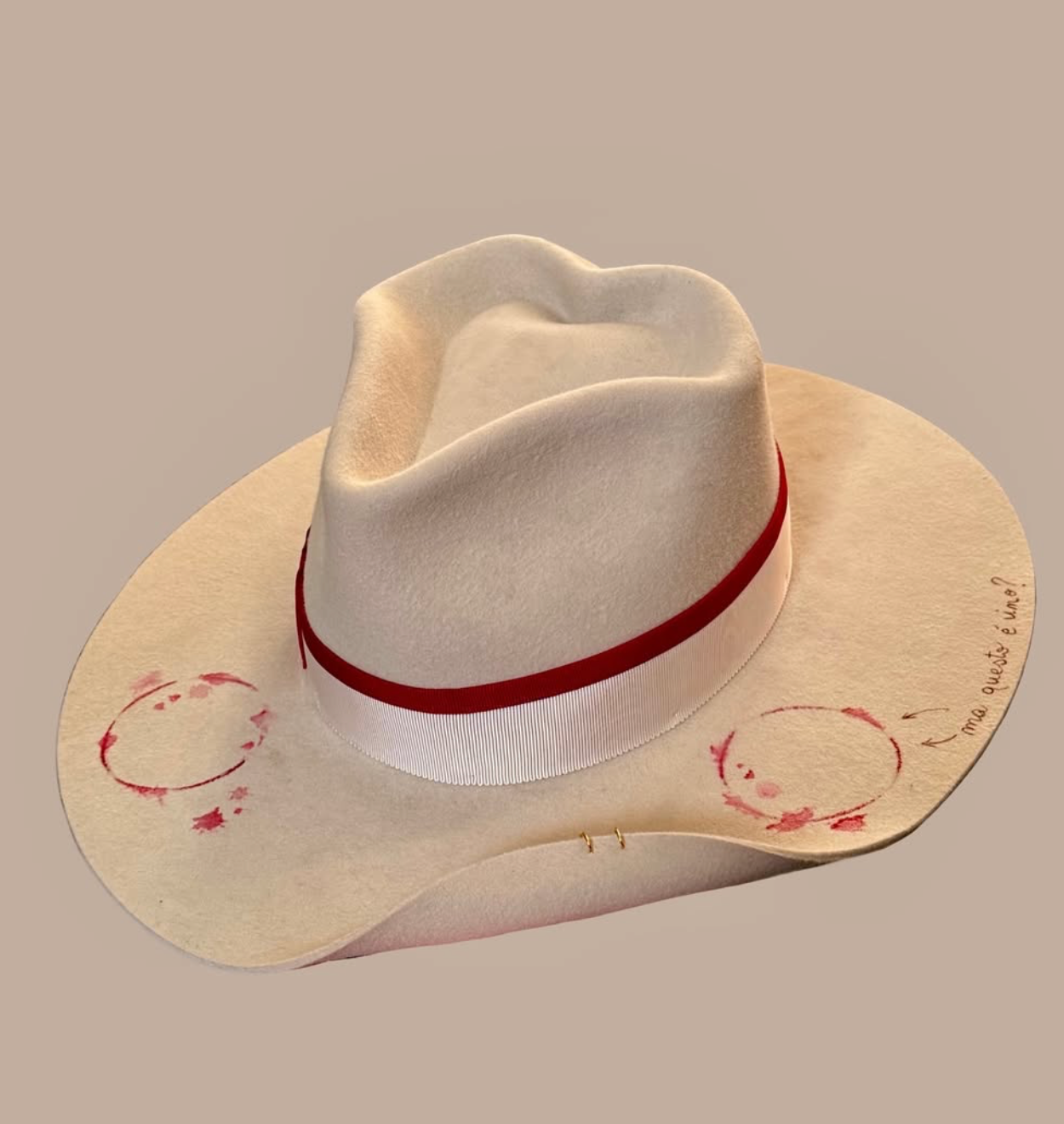 Cappello AMBITY con dettagli color vino